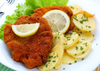 Varkensschnitzel met aardappels en sla